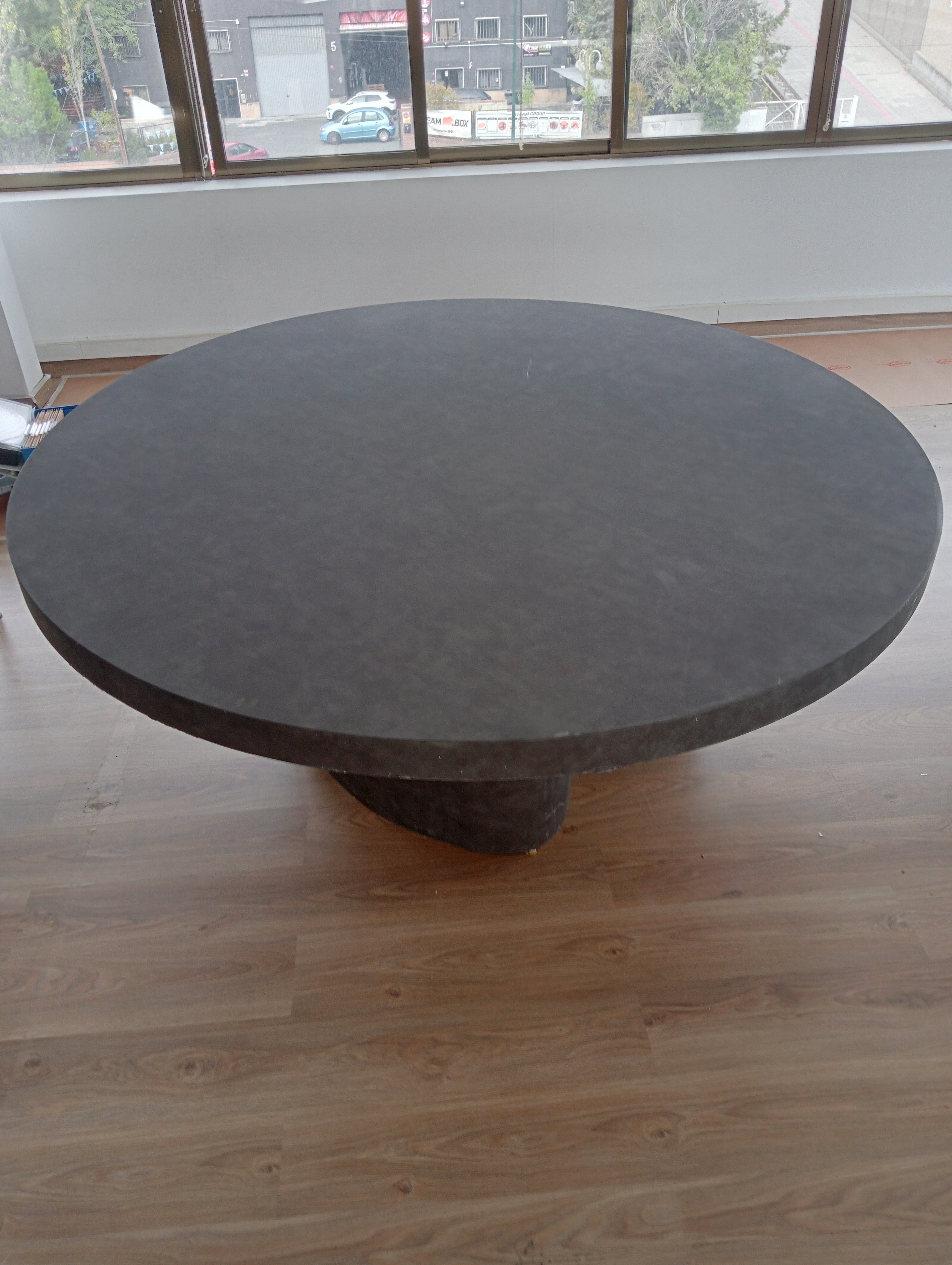 Mesa de reuniones circular.