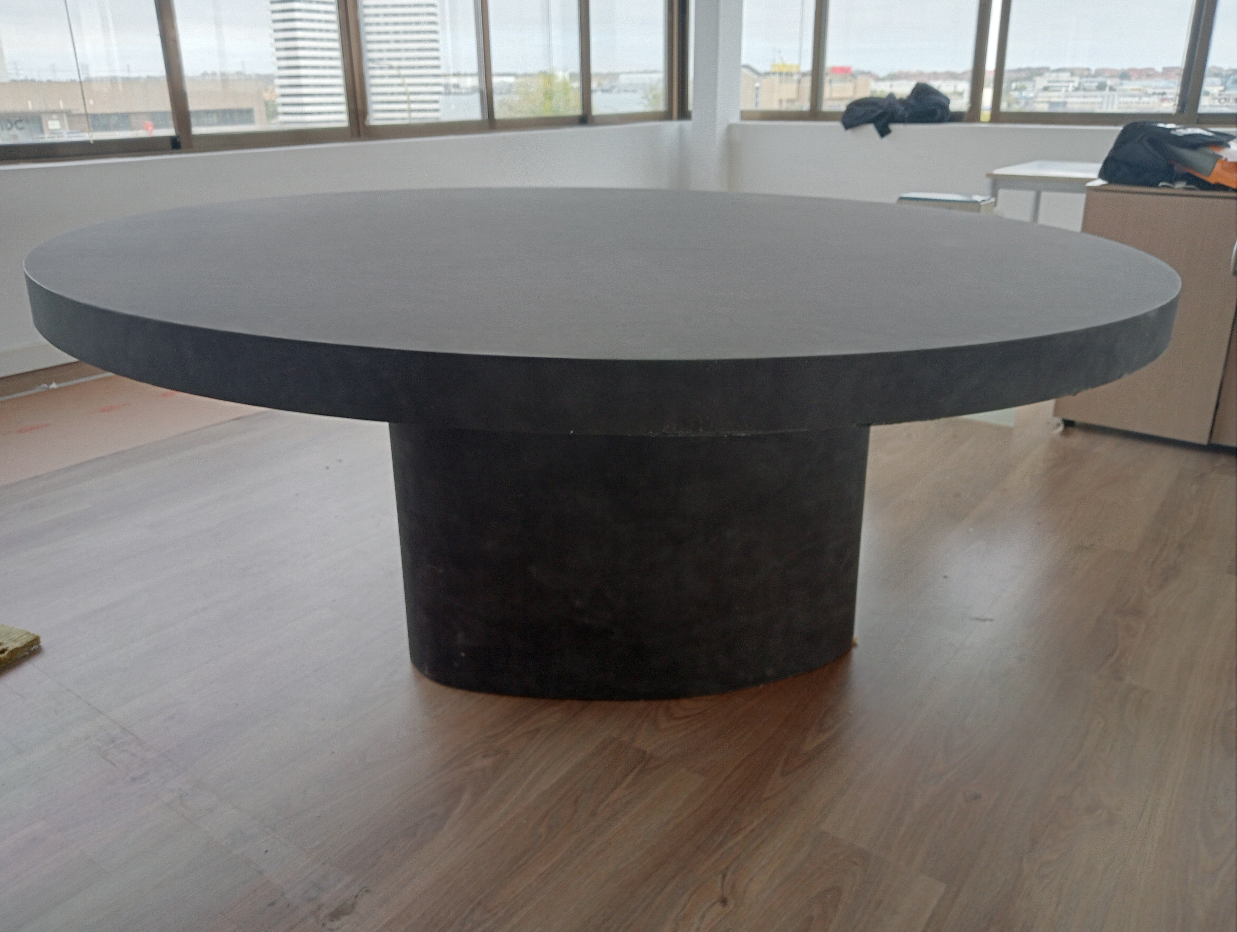 Mesa de reuniones circular.