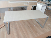 Mesa de reuniones rectangular.