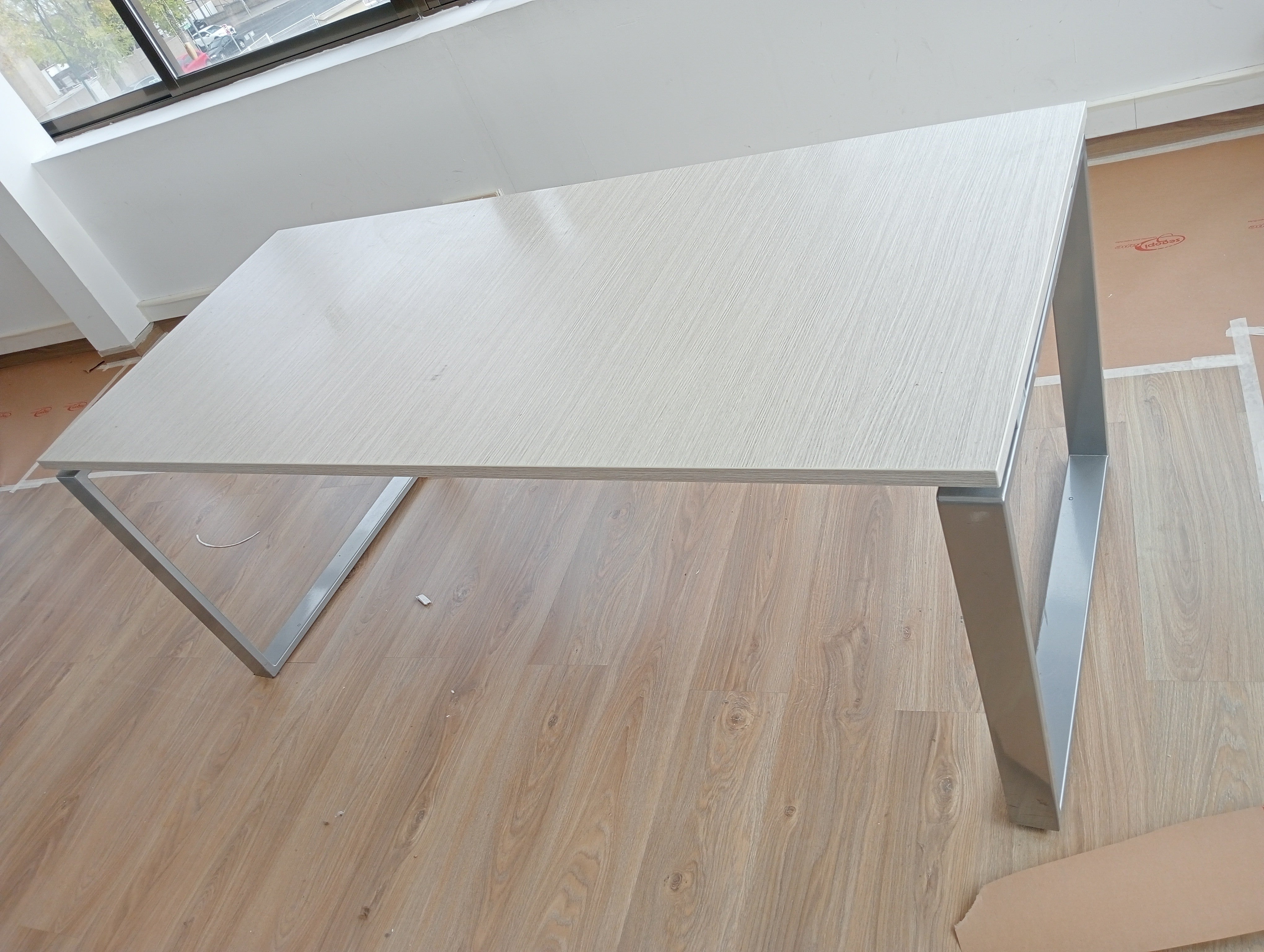 Mesa de reuniones rectangular.