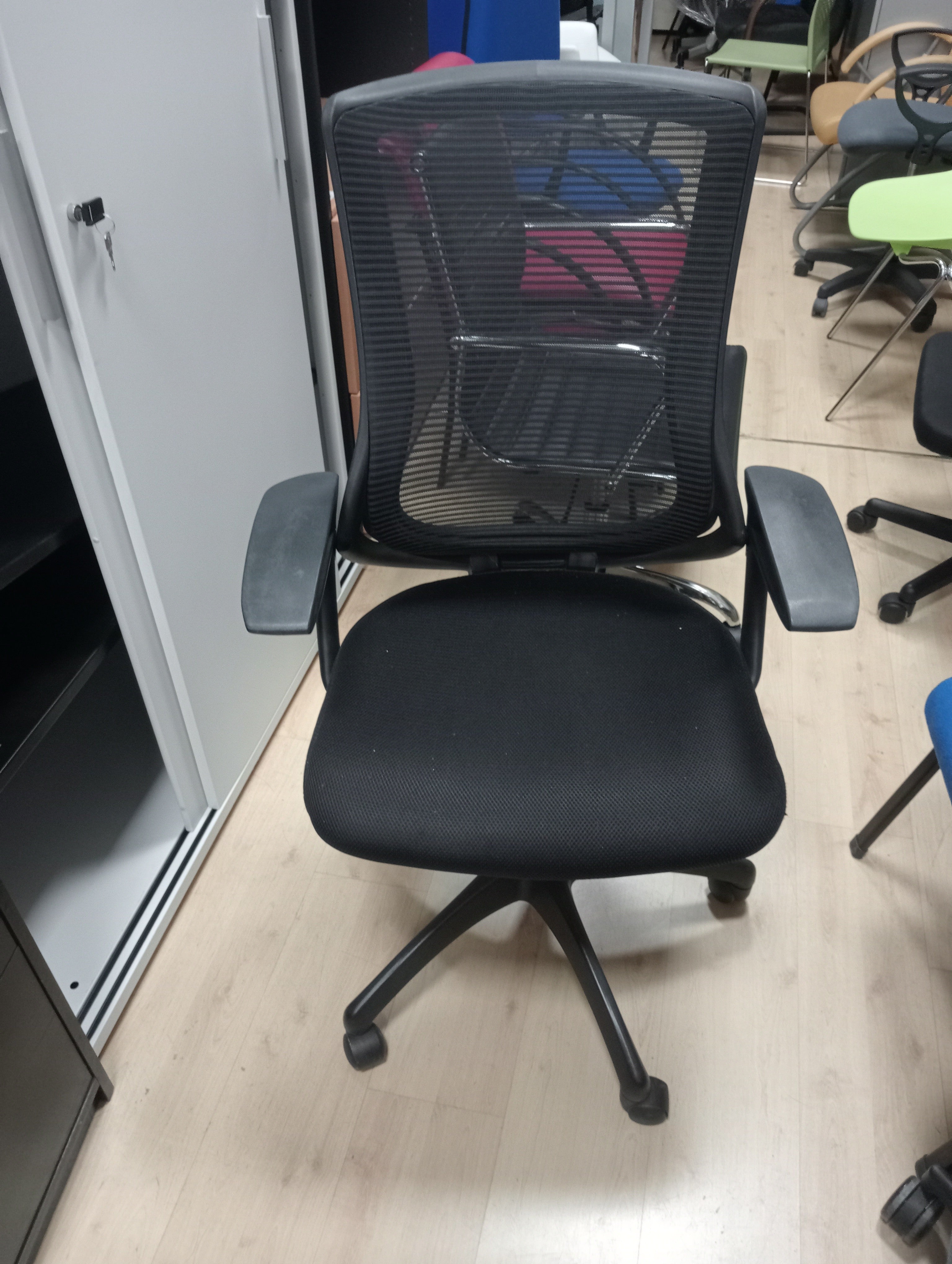 Silla giratoria negra.