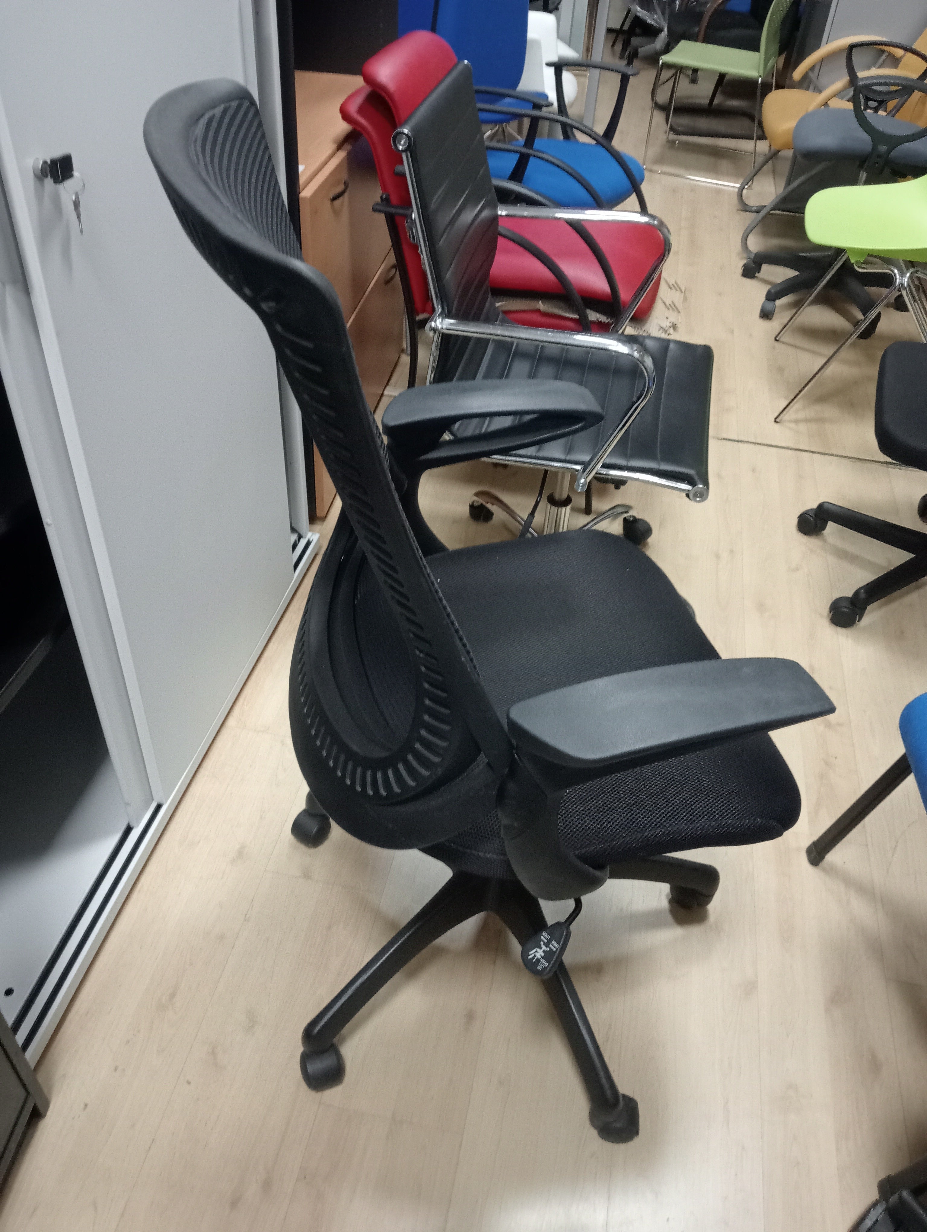 Silla giratoria negra.