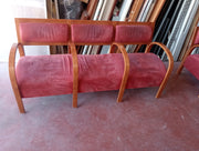 Bancada tapizado rojo.