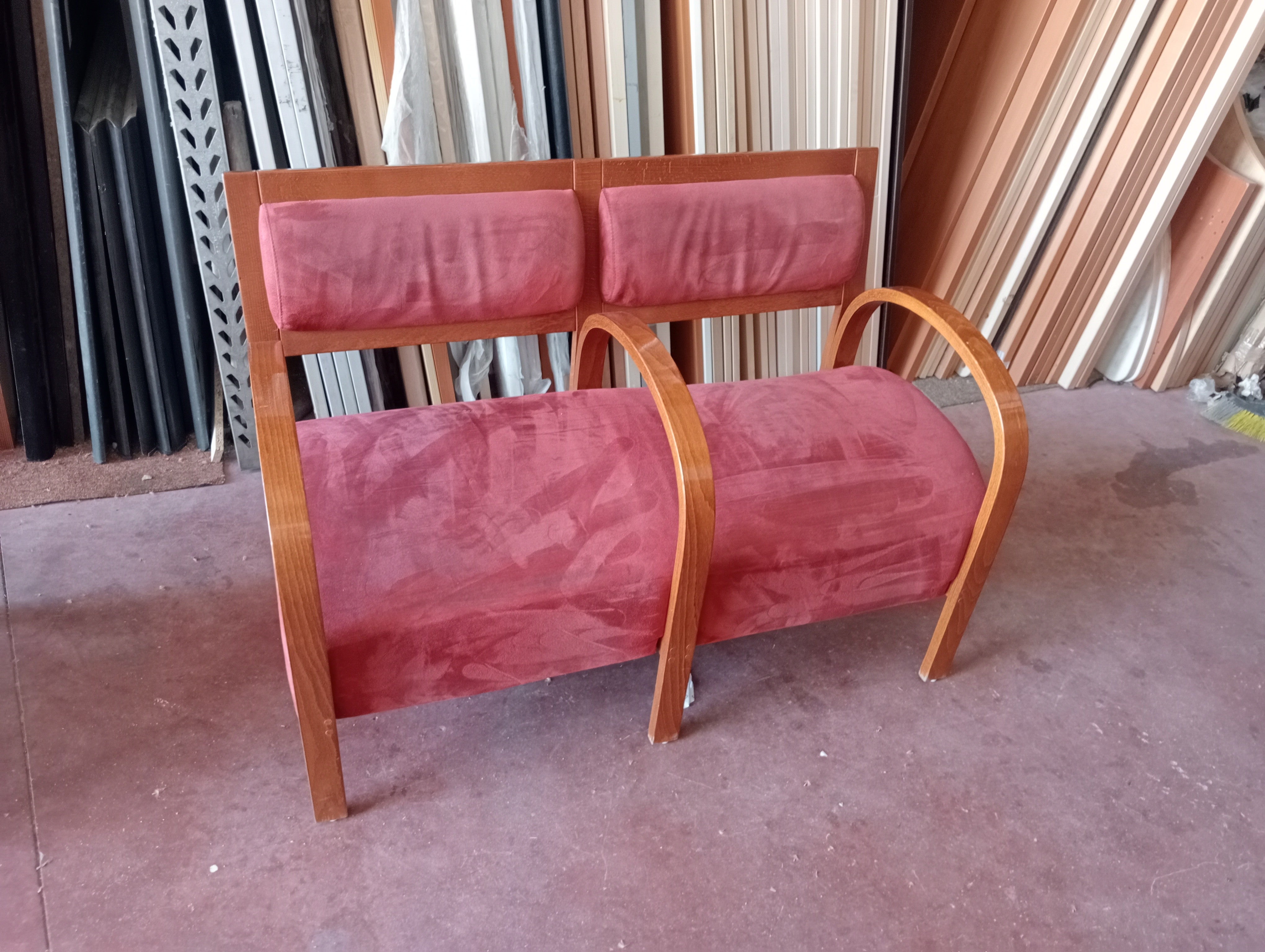 Bancada tapizado rojo.