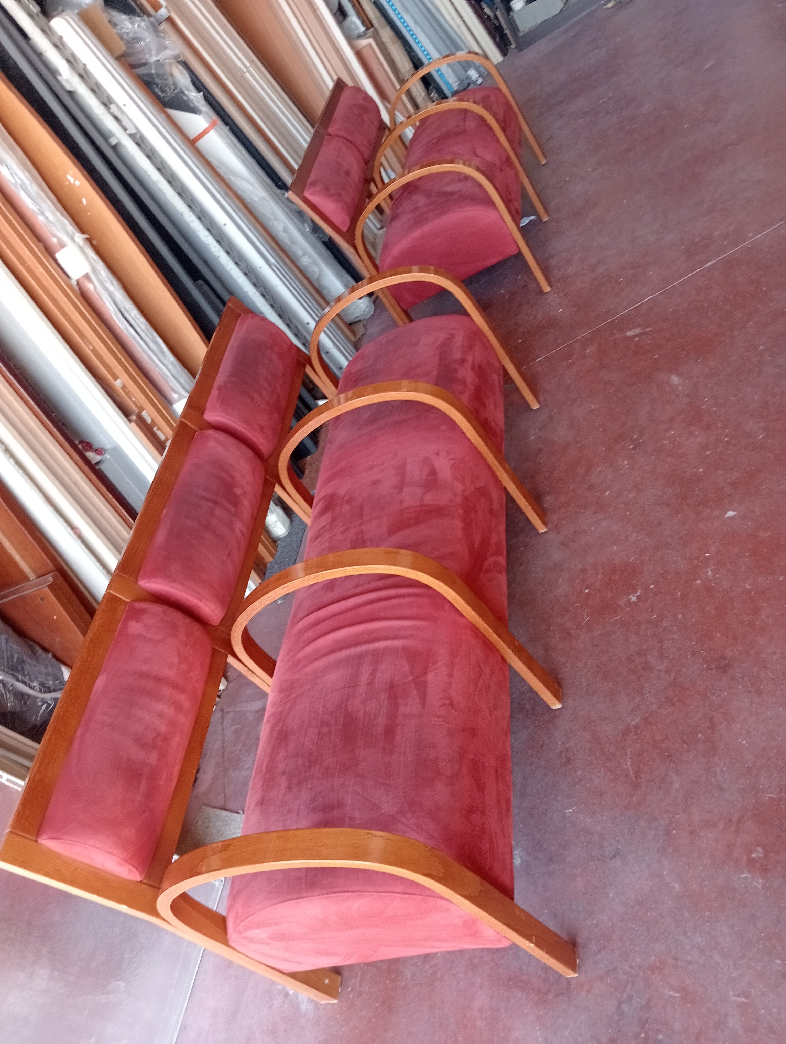 Bancada tapizado rojo.