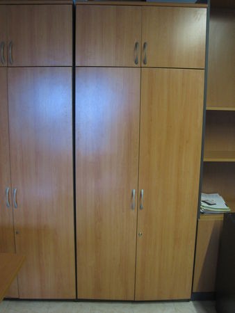 Armario alto con maletero.