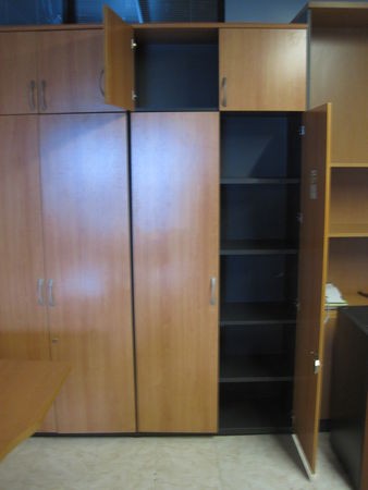 Armario alto con maletero.