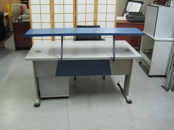 Mesa recta con altillo