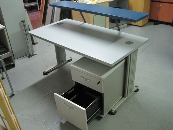 Mesa recta con altillo