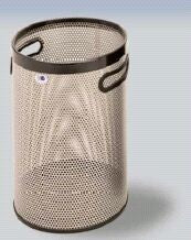 Papelera metálica circular de rejilla.