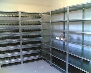 Estantería de ángulo galvanizada.