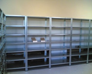 Estantería de ángulo galvanizada.