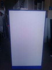 Biombo de separación gris.