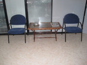 Sillas para sala de espera tapizados en azul.