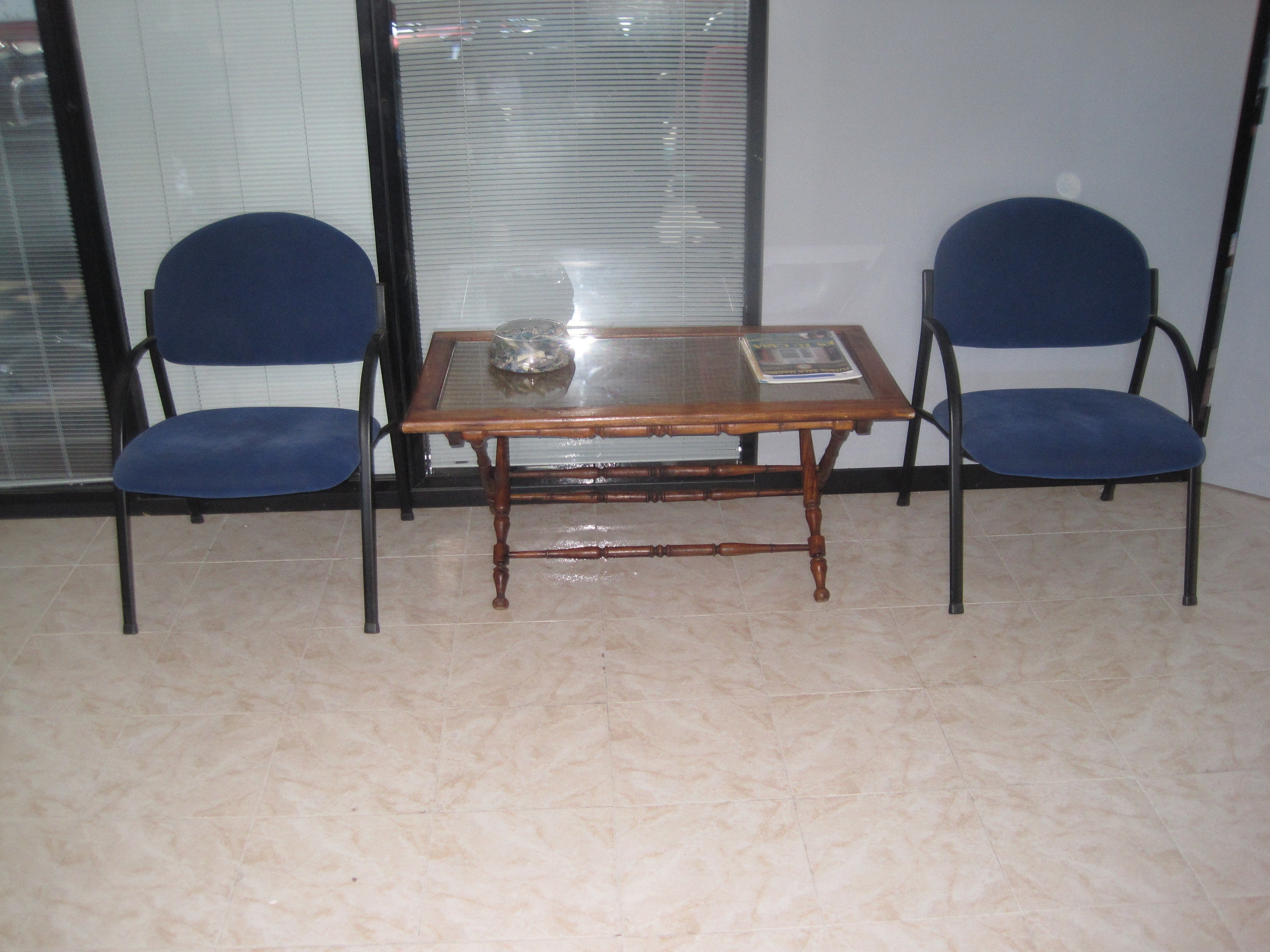 Sillas para sala de espera tapizados en azul.