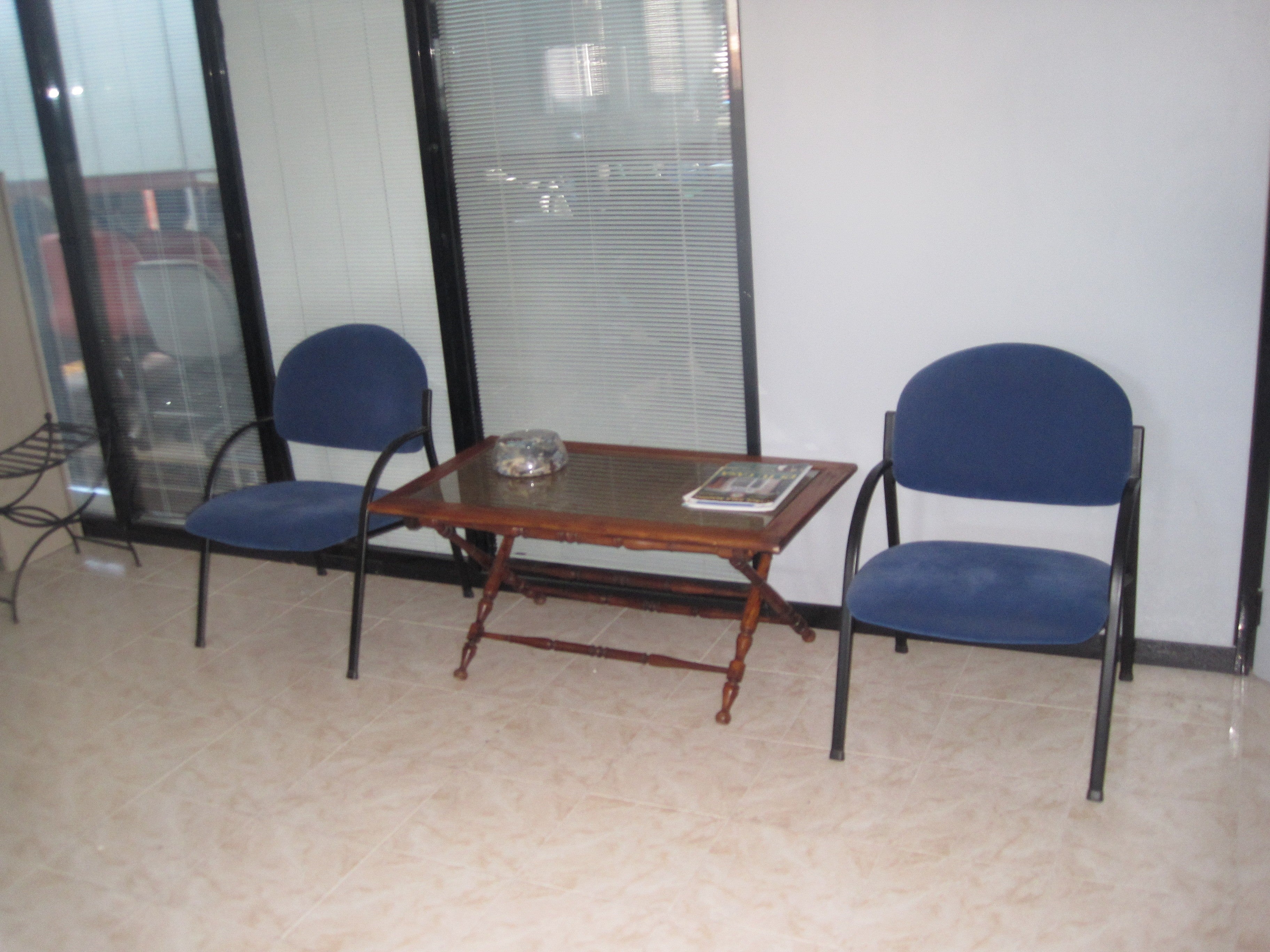 Sillas para sala de espera tapizados en azul.