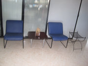 Sillones sin brazos tapizados en polipiel azul.