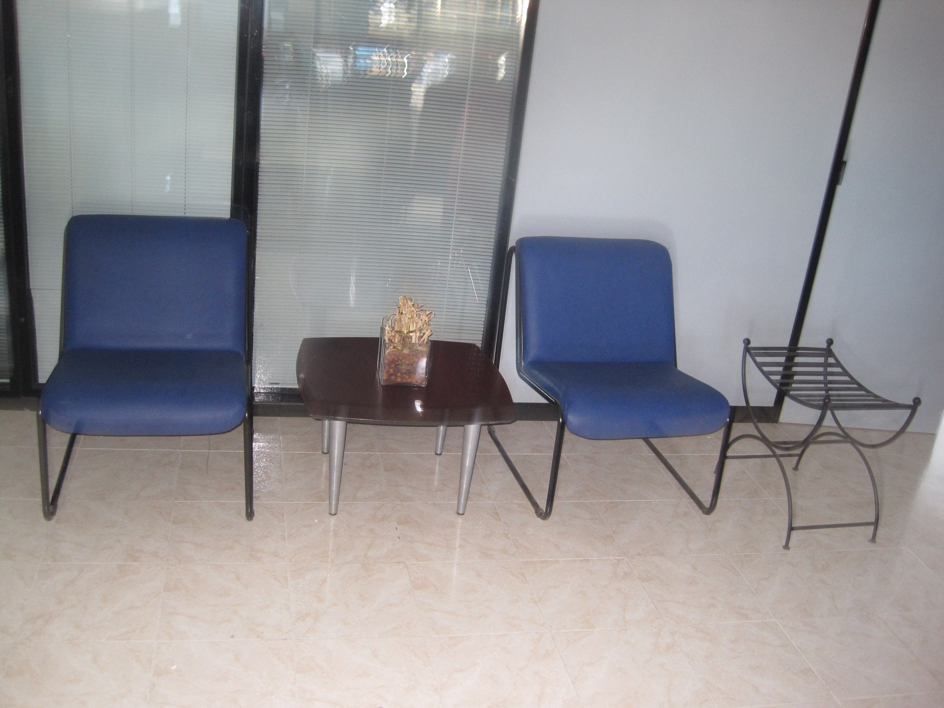 Sillones sin brazos tapizados en polipiel azul.