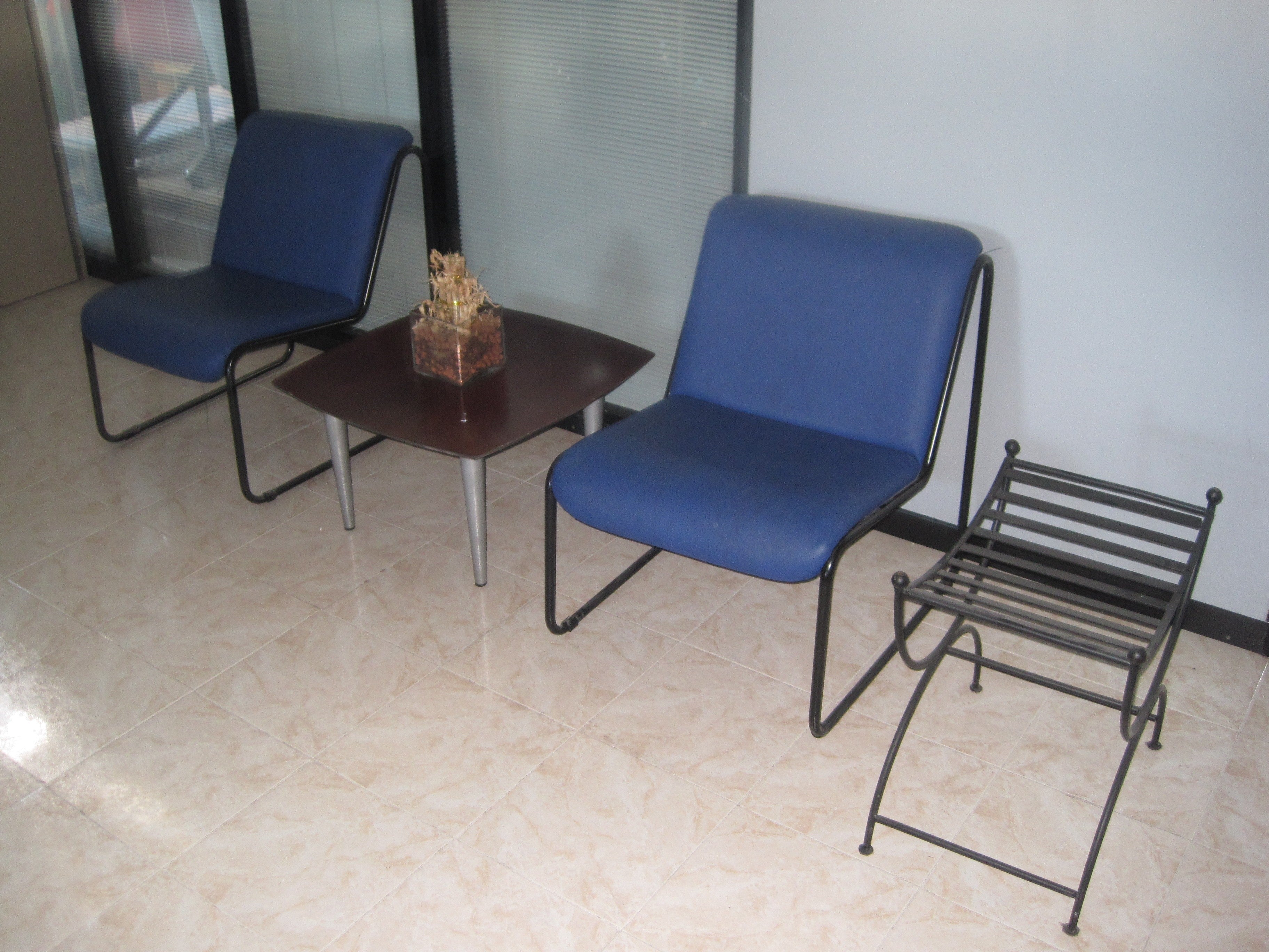 Sillones sin brazos tapizados en polipiel azul.