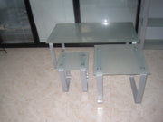 Mesa auxiliar con encimera de cristal.