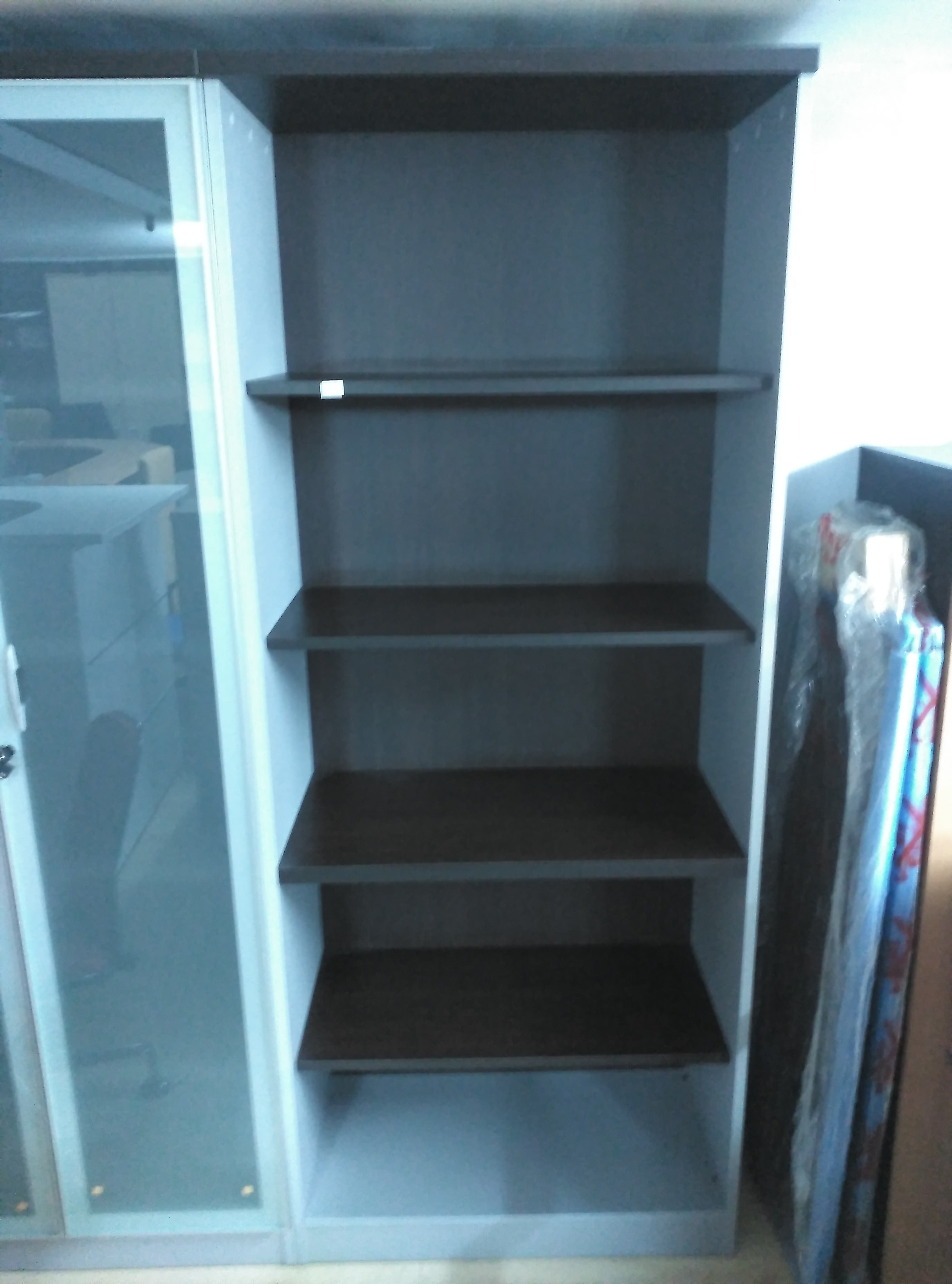 Armario alto sin puertas.