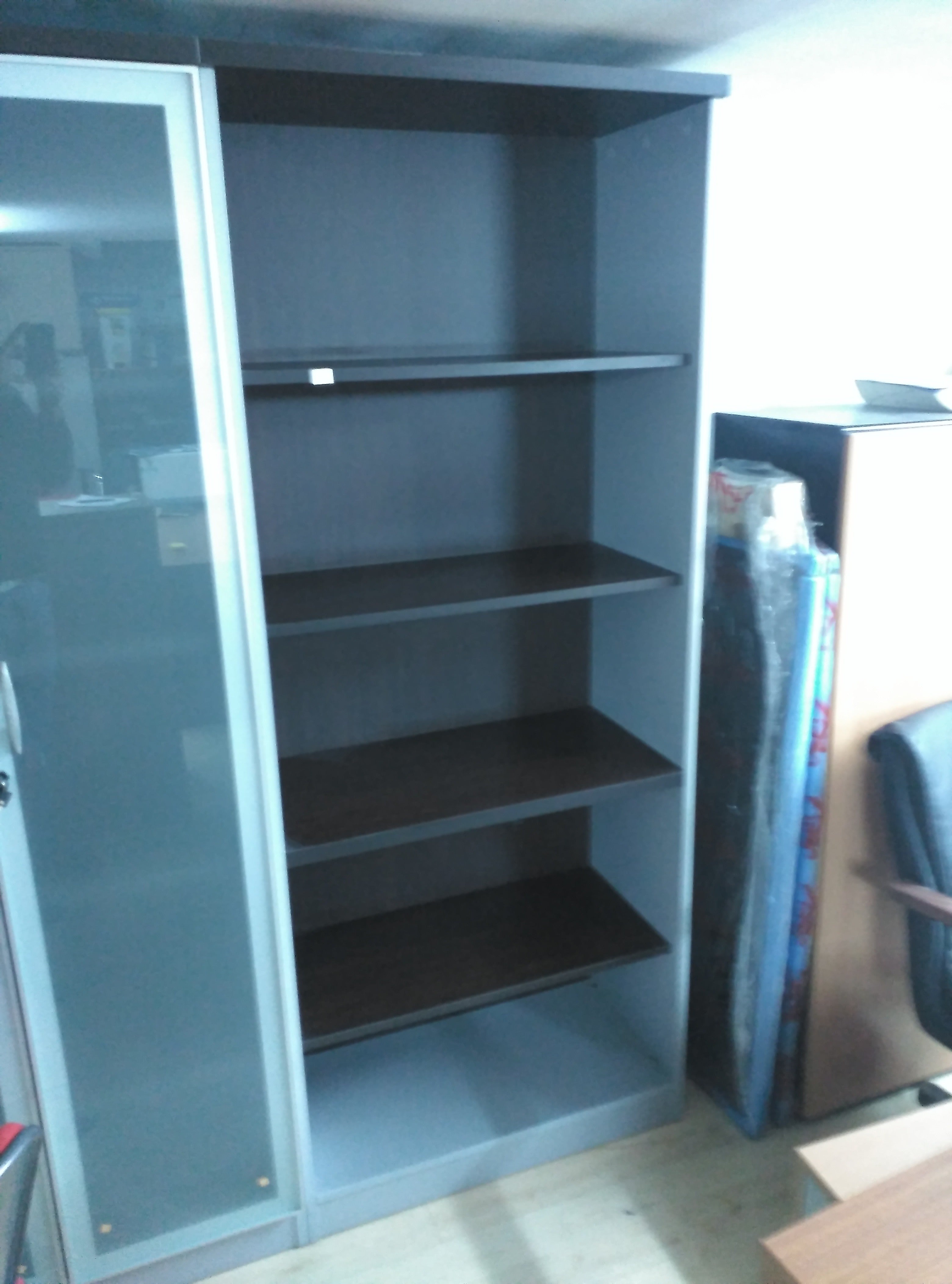 Armario alto sin puertas.