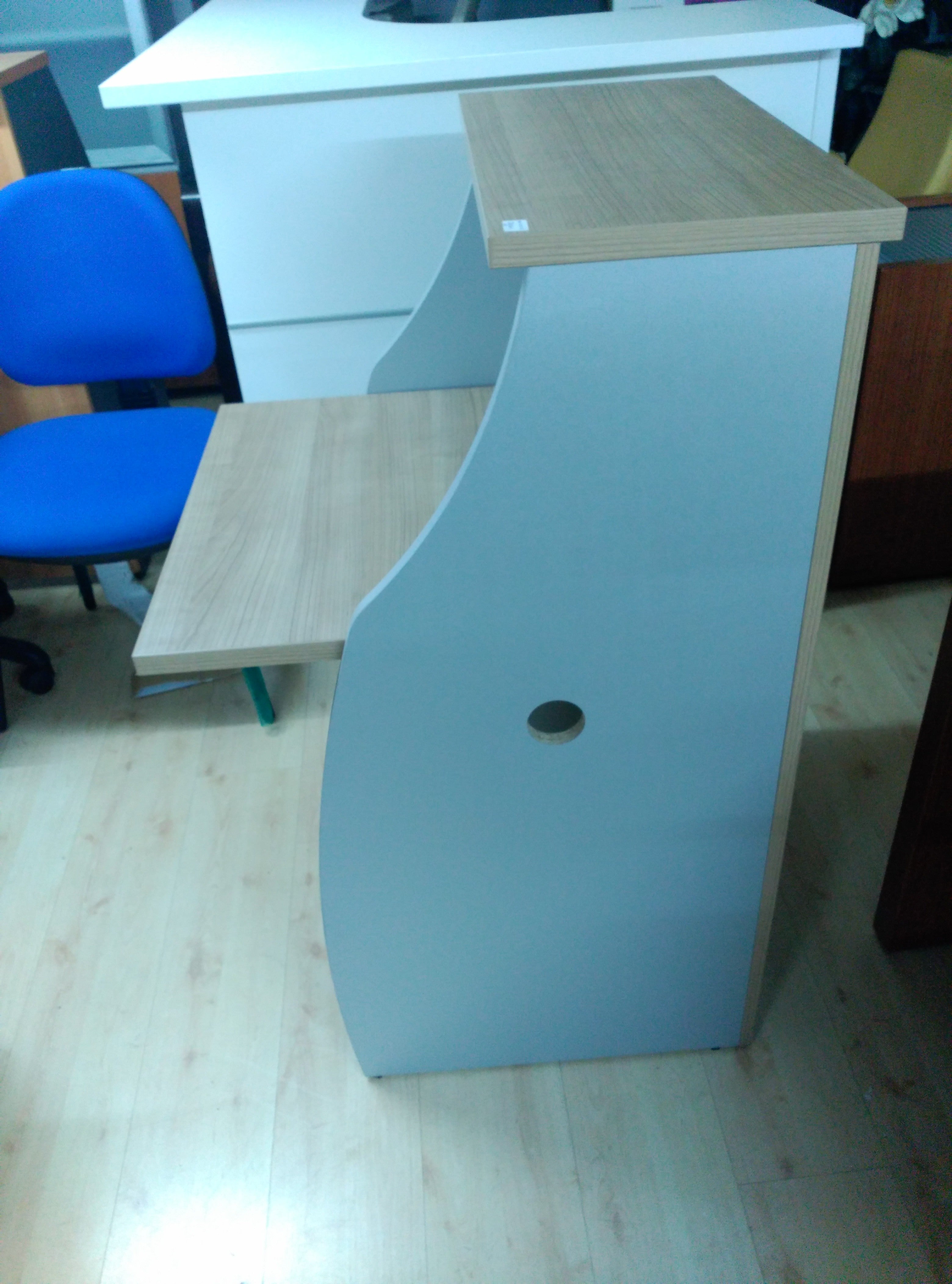 Mostrador recto color cerezo.