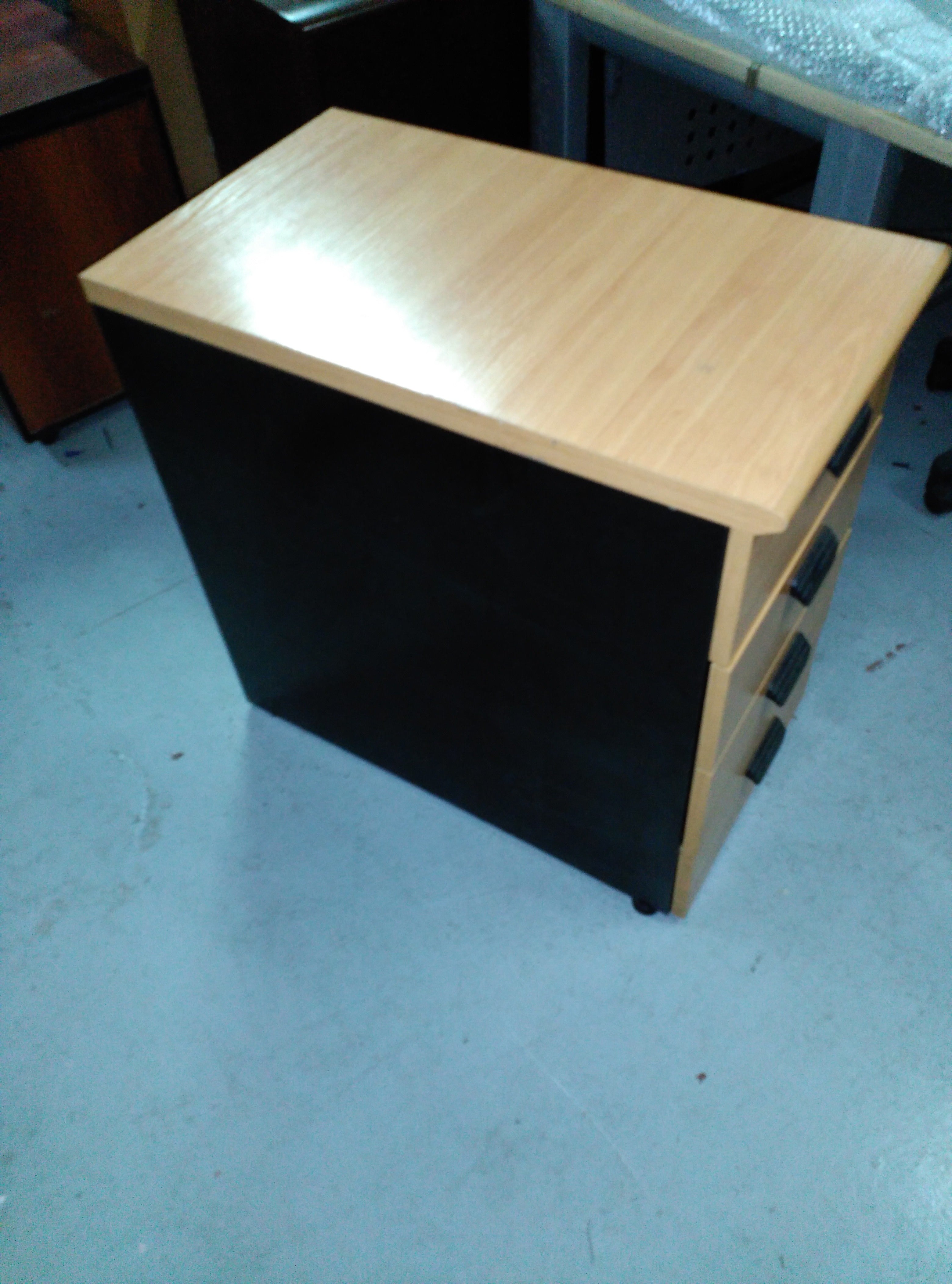 Cajonera fija de pedestal.