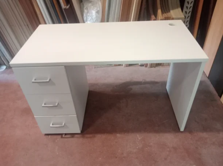 Mesa con cajonera.