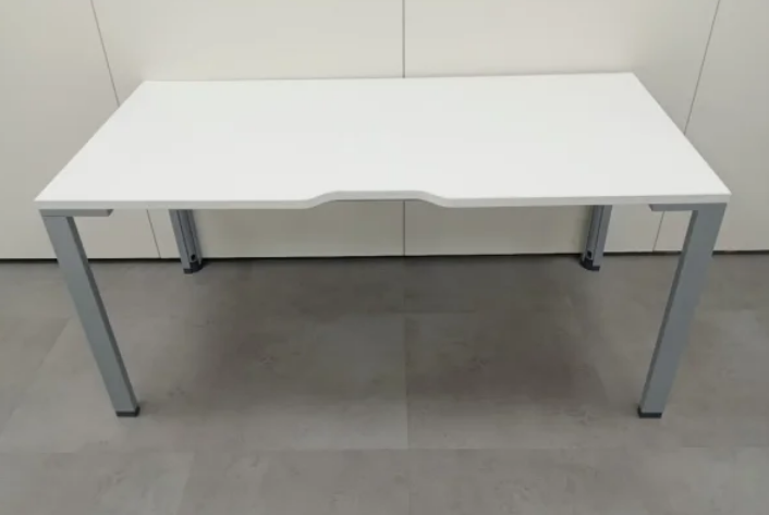 Mesa recta blanca.
