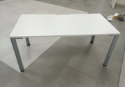 Mesa recta blanca.