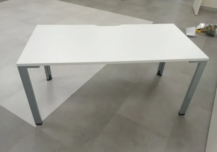 Mesa recta blanca.
