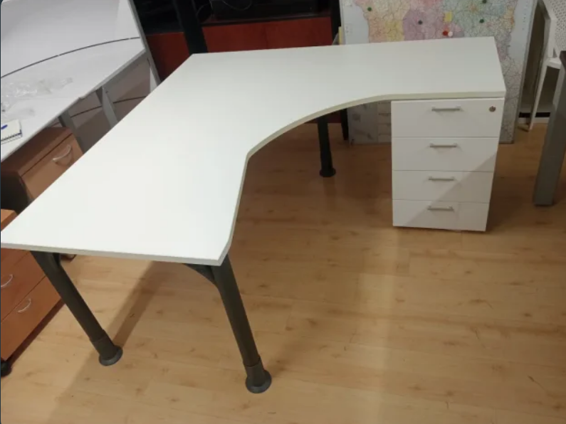 Mesa angular con cajonera