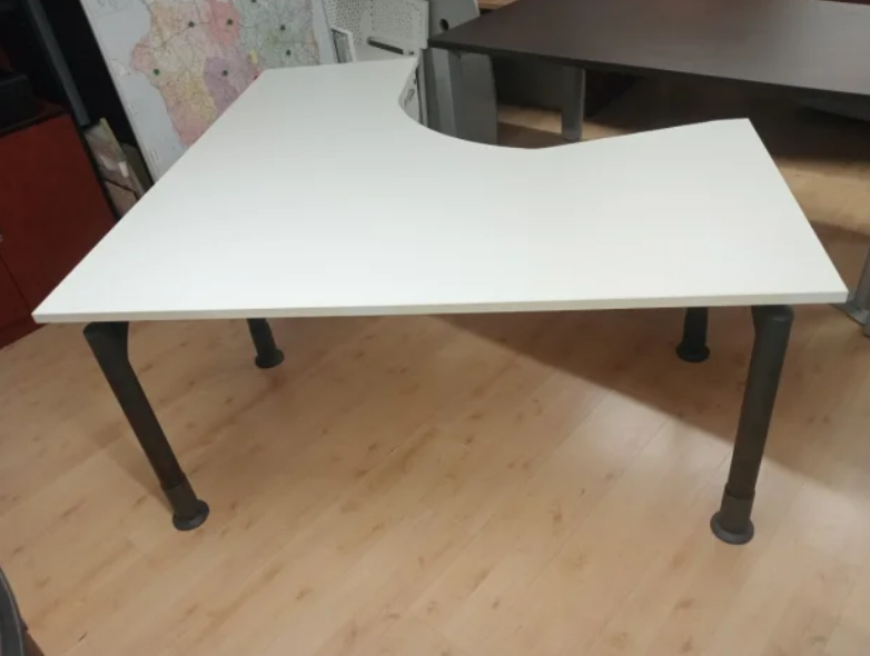 Mesa angular con cajonera
