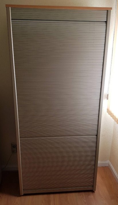 Armario de madera con puertas de persiana. - Madrid