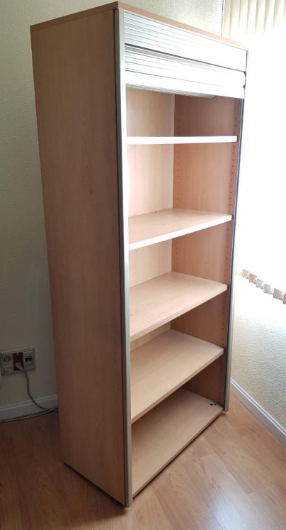 Armario de madera con puertas de persiana. - Madrid