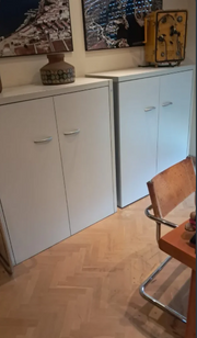 Armario bajo con puertas.