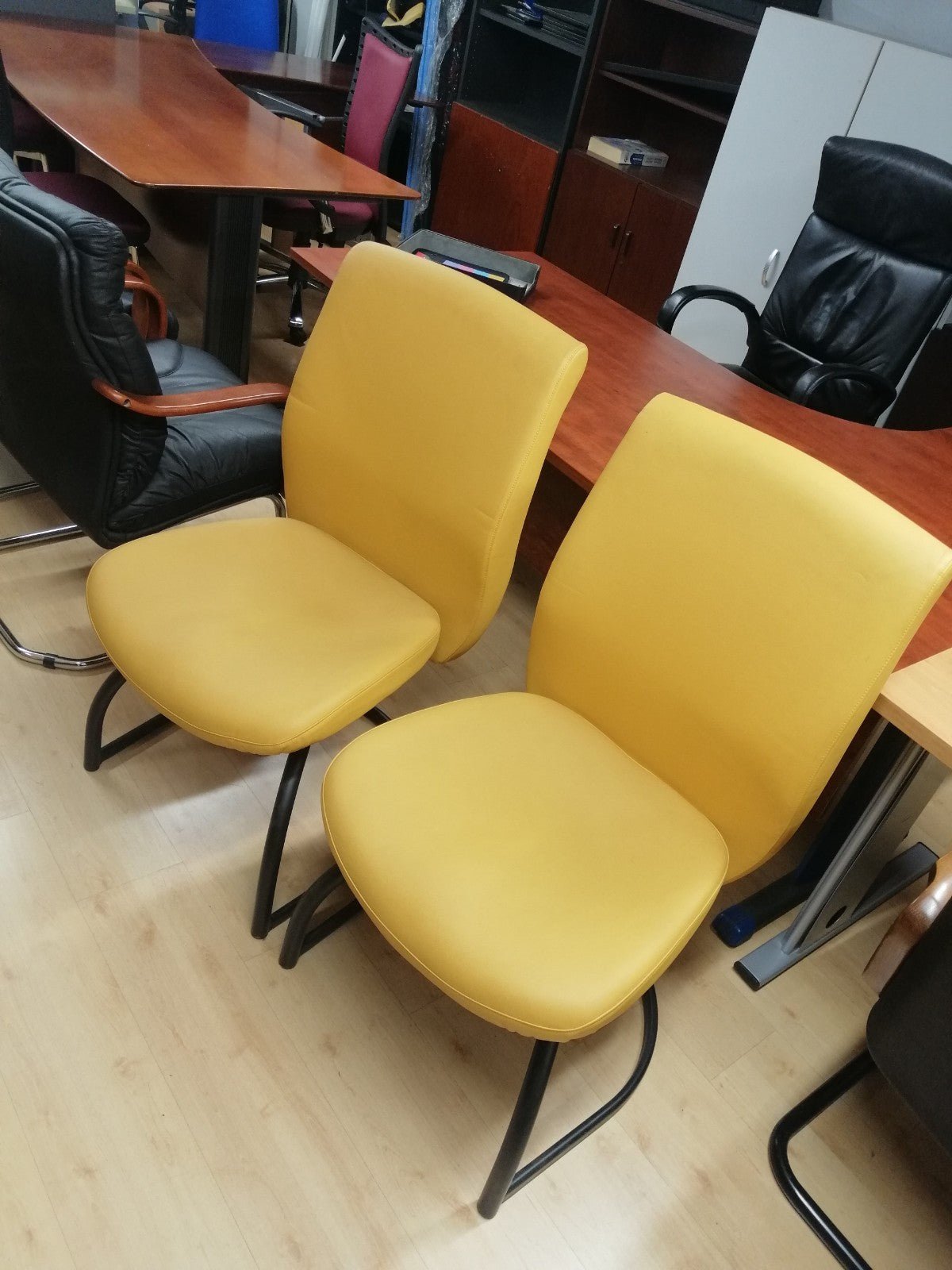 Juego sillones de piel amarillos. - Madrid