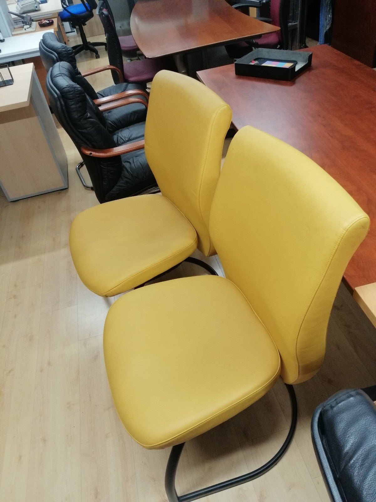 Juego sillones de piel amarillos. - Madrid