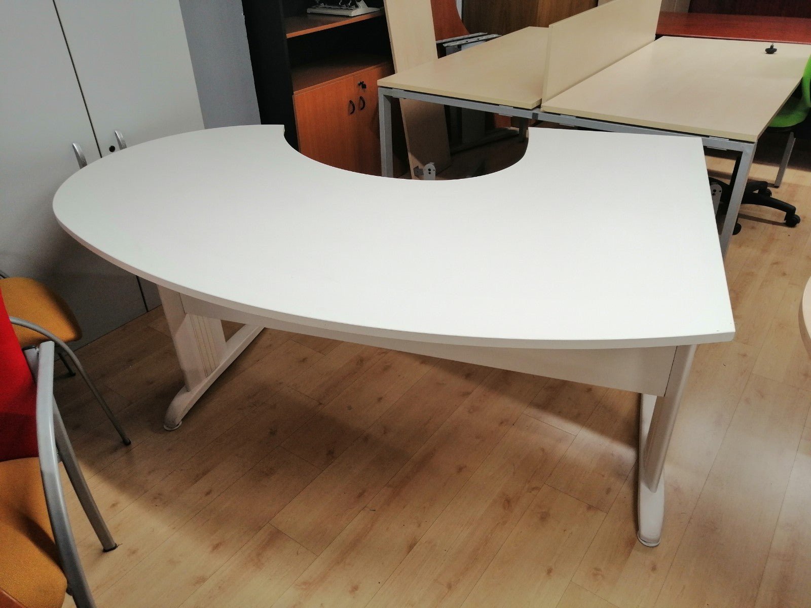 Mesa angular blanca. - Madrid