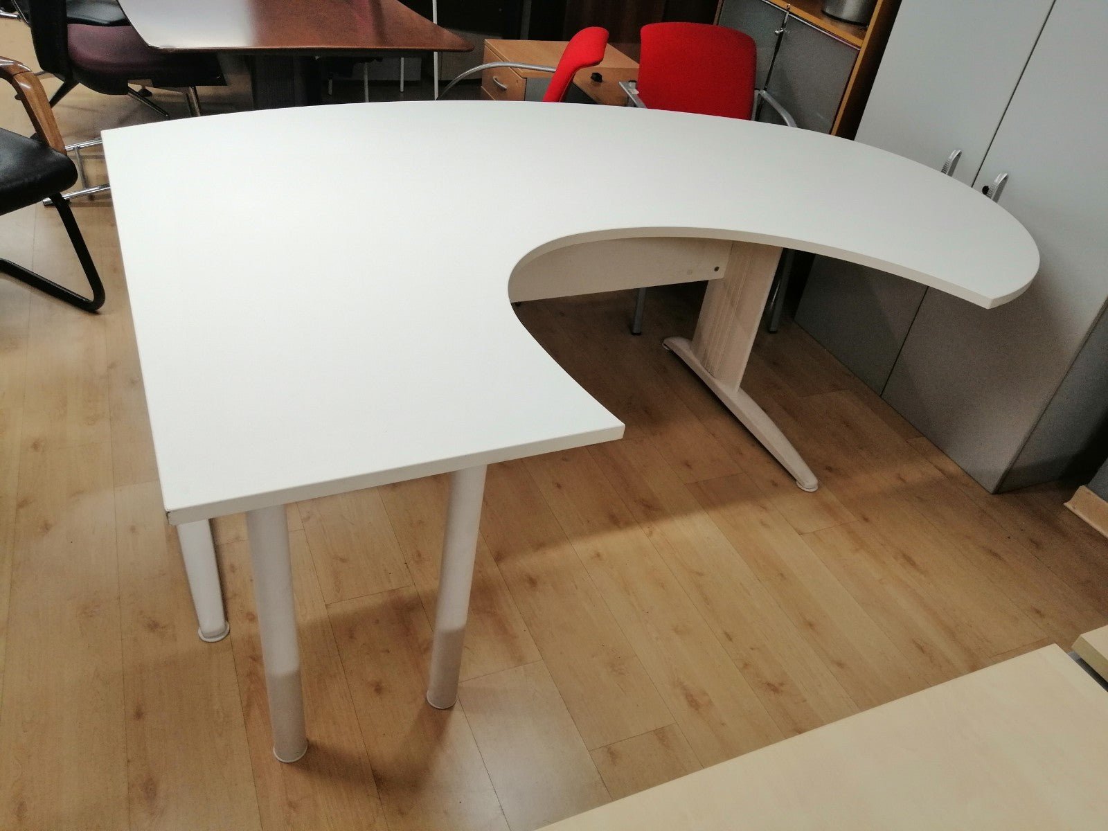 Mesa angular blanca. - Madrid