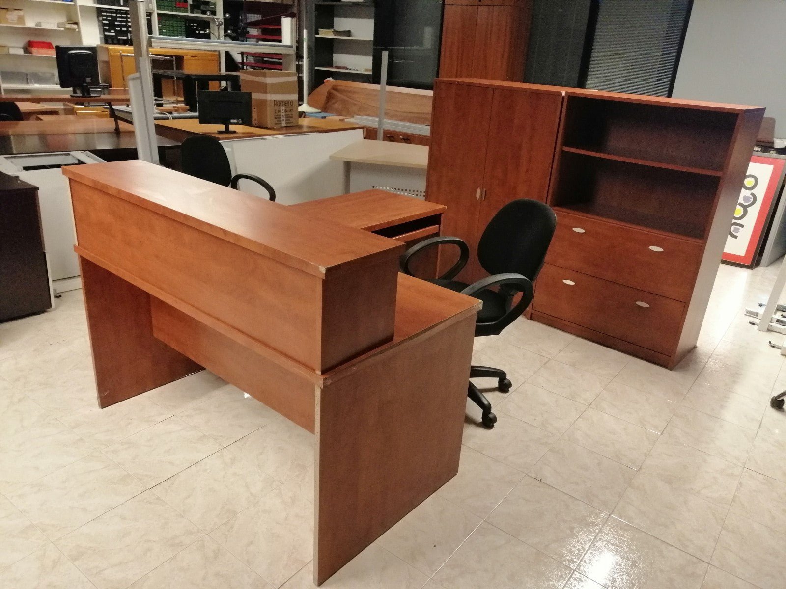 Mesa con altillo y ala auxiliar. - Madrid