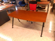 Mesa con encimera de madera barnizada. - Madrid