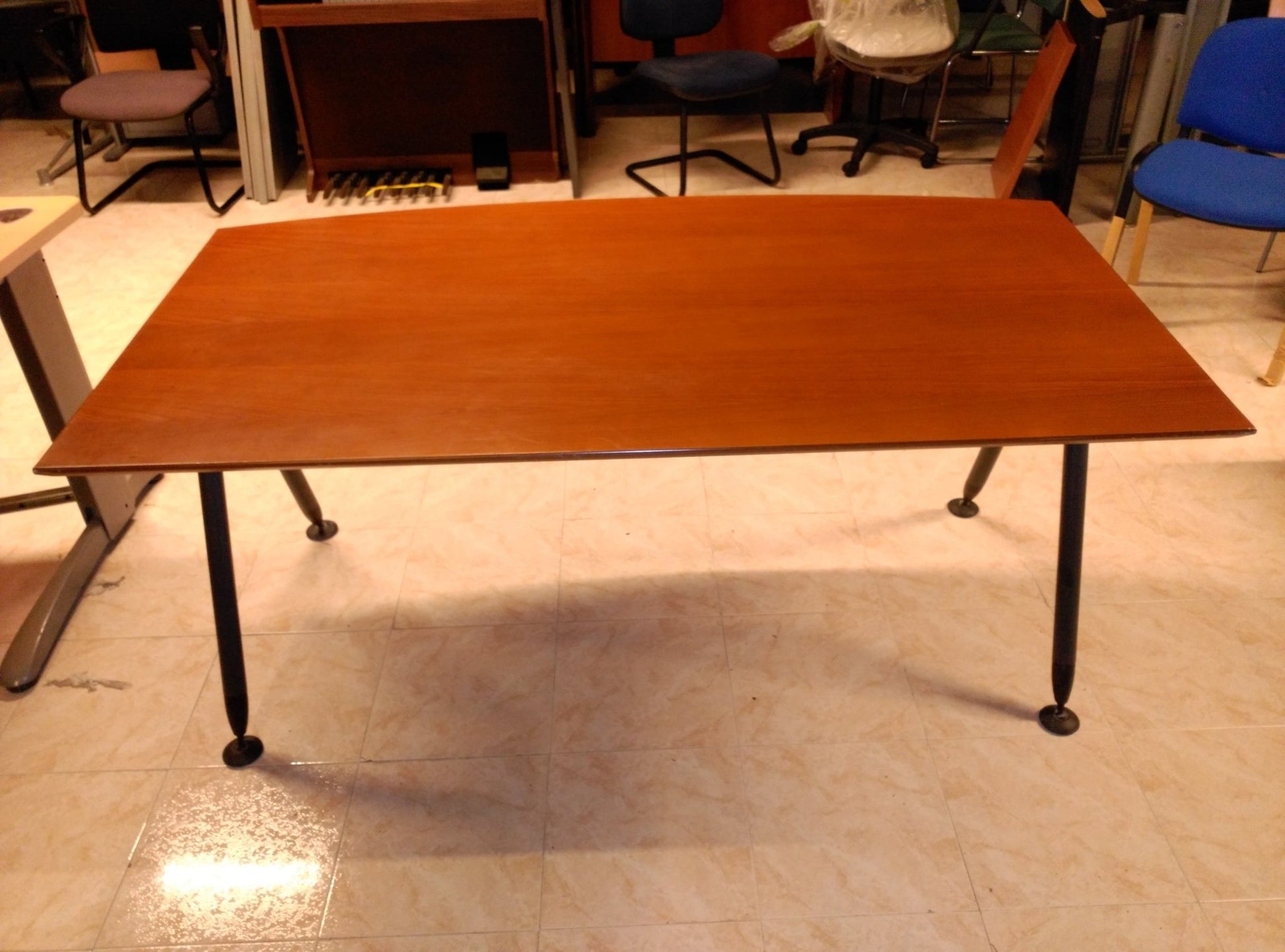 Mesa con encimera de madera barnizada. - Madrid