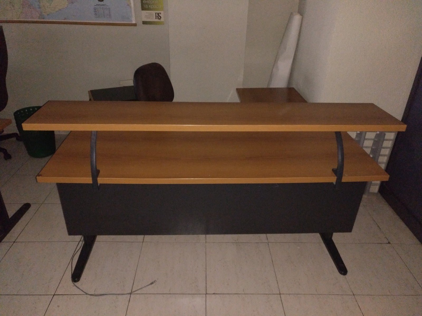 Mesa recta con altillo. - Madrid