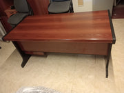 Mesa recta con patas de madera. - Madrid