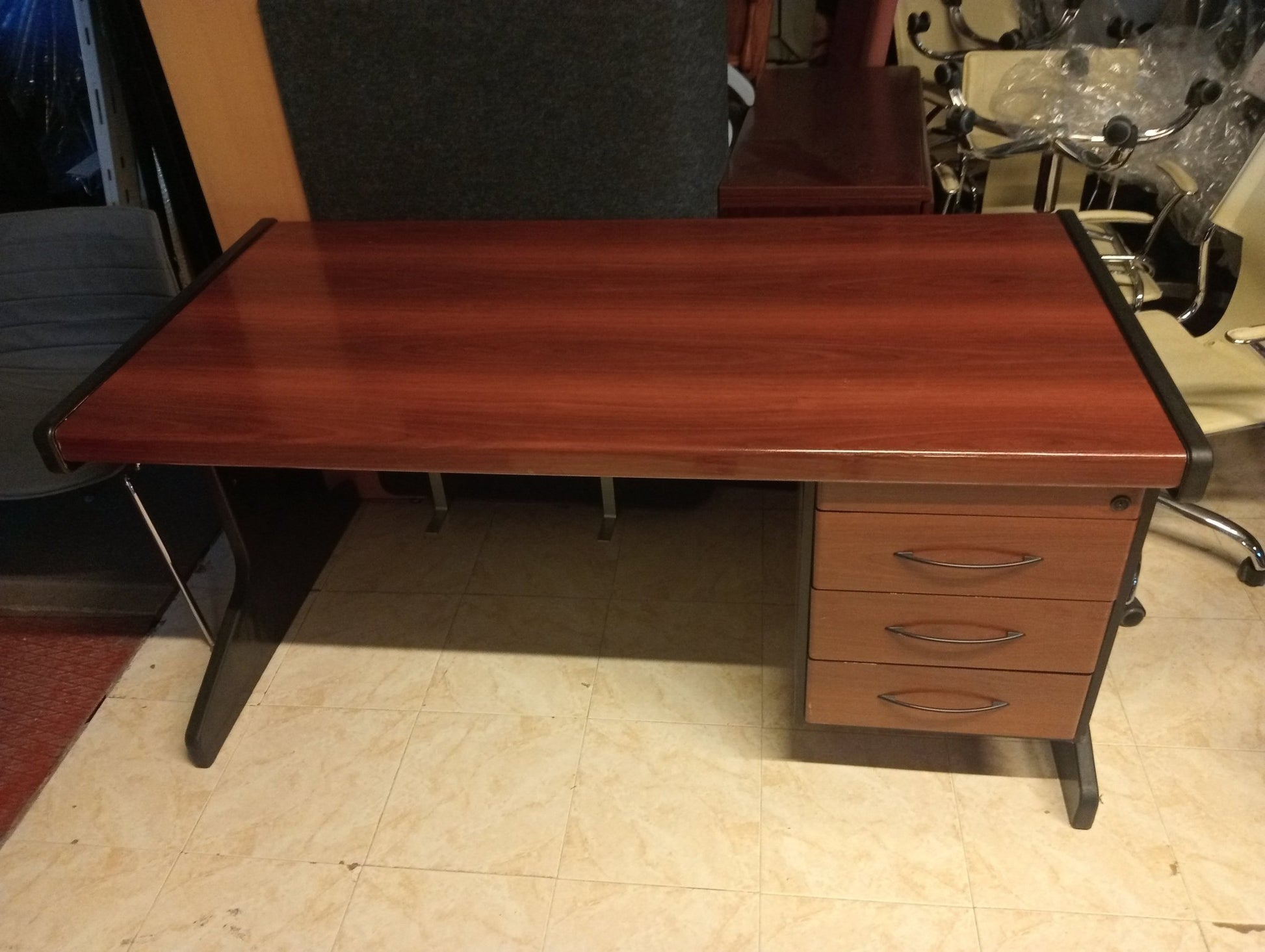 Mesa recta con patas de madera. - Madrid