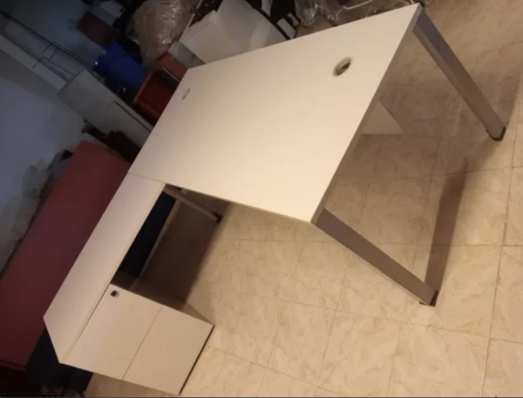 Mesa recta con ala.