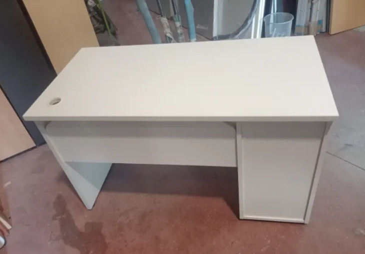 Mesa con cajonera.