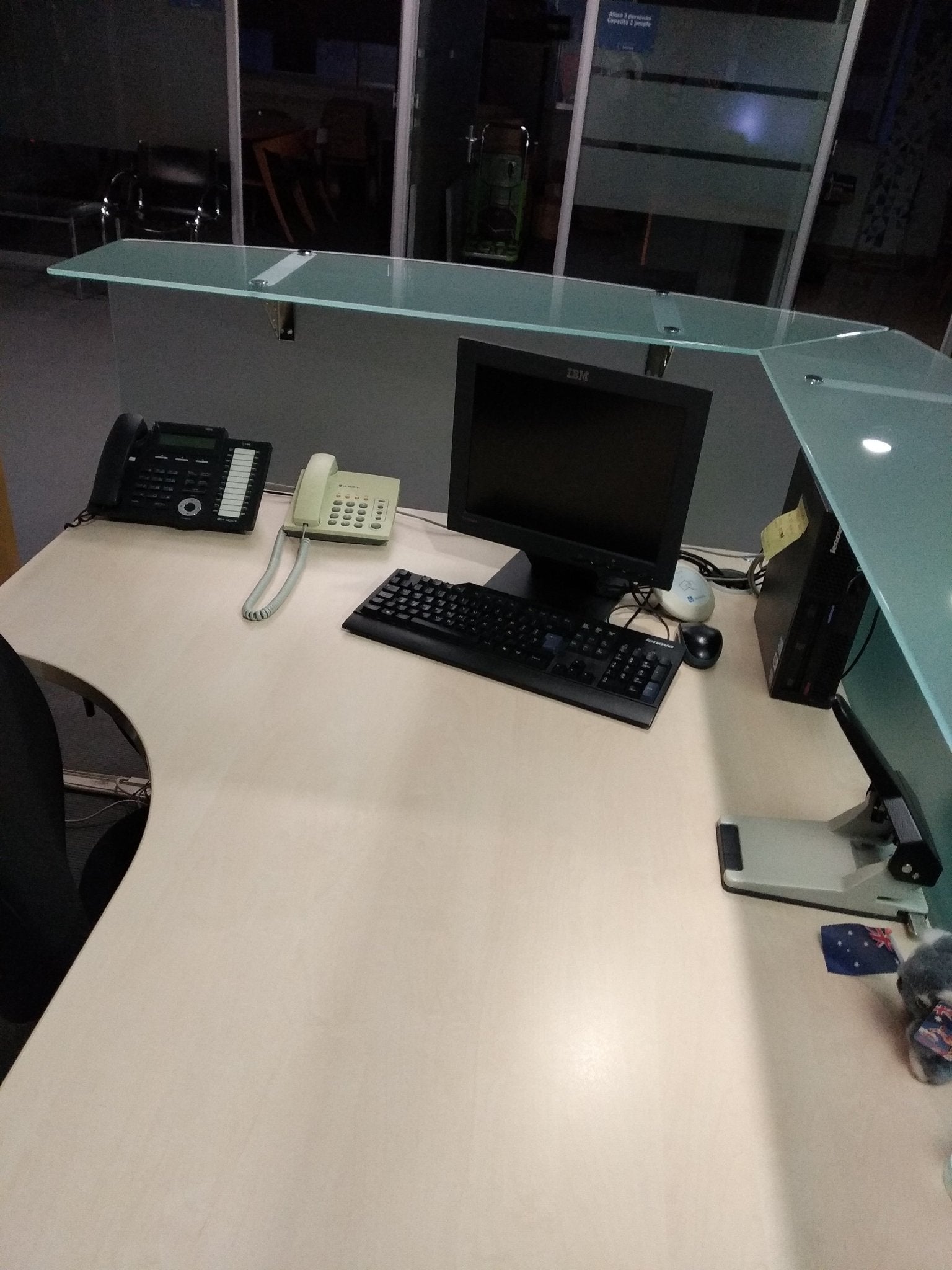 Mostrador con frente de cristal. - Madrid